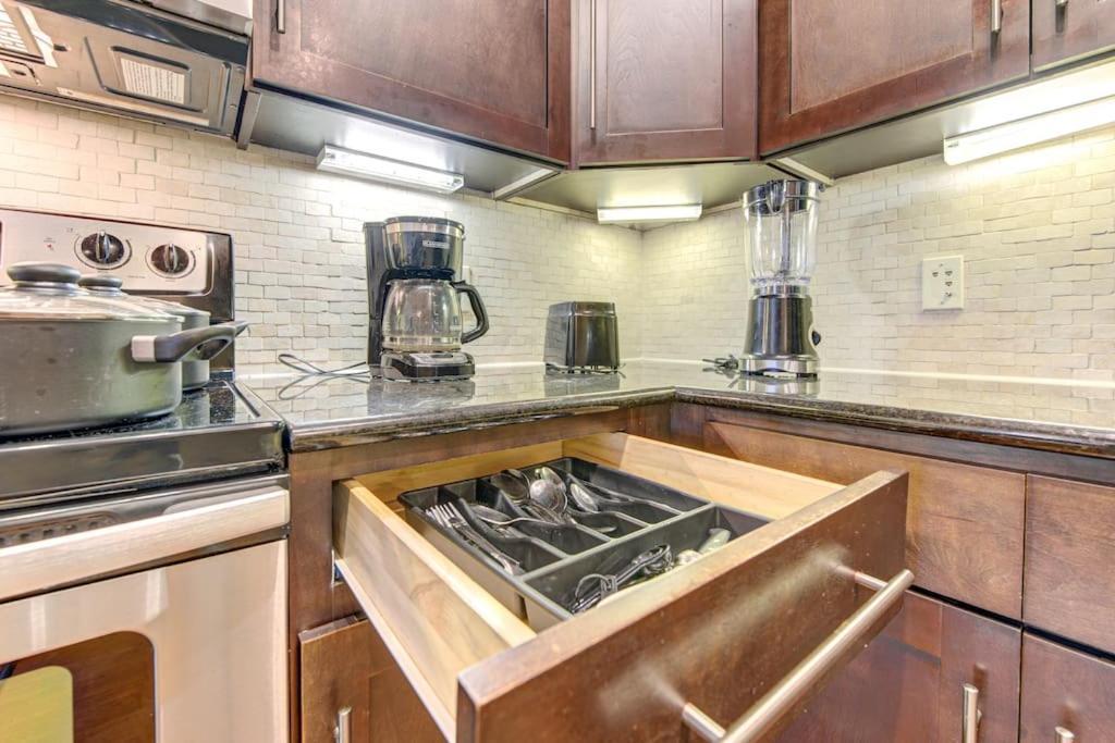 Chic 1Br Near Nrg With Pool Wifi Freeparking Apartment Houston Luaran gambar